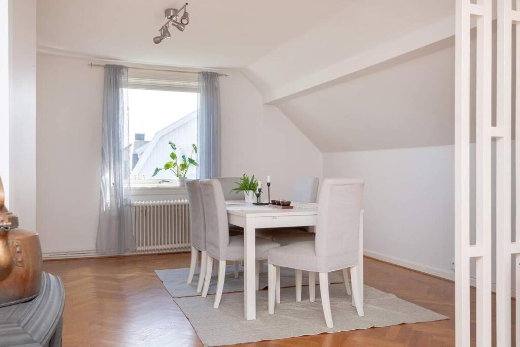 White & Bright Room In A Shared Apartment Gothenburg Bagian luar foto