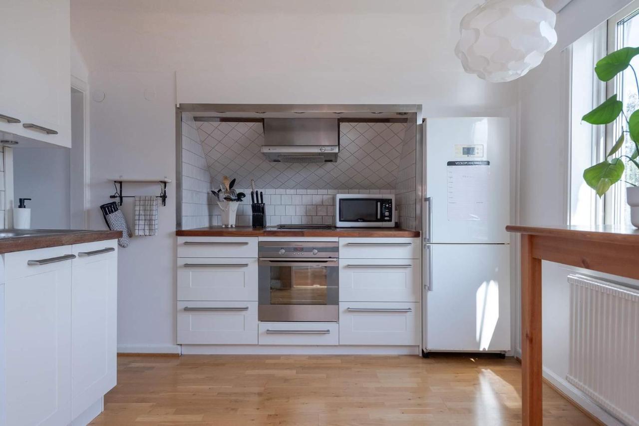 White & Bright Room In A Shared Apartment Gothenburg Bagian luar foto