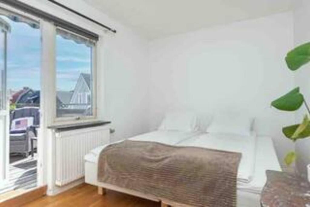 White & Bright Room In A Shared Apartment Gothenburg Bagian luar foto