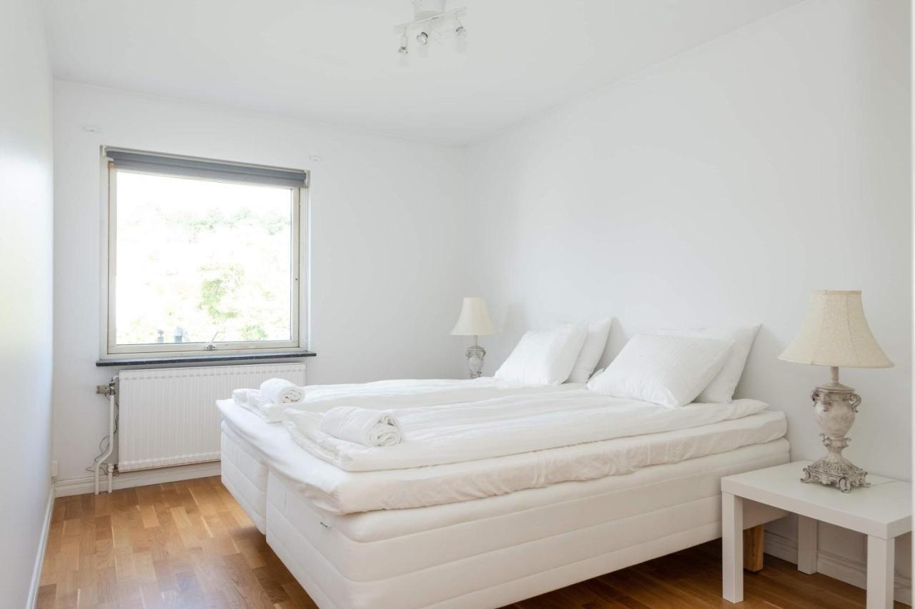 White & Bright Room In A Shared Apartment Gothenburg Bagian luar foto