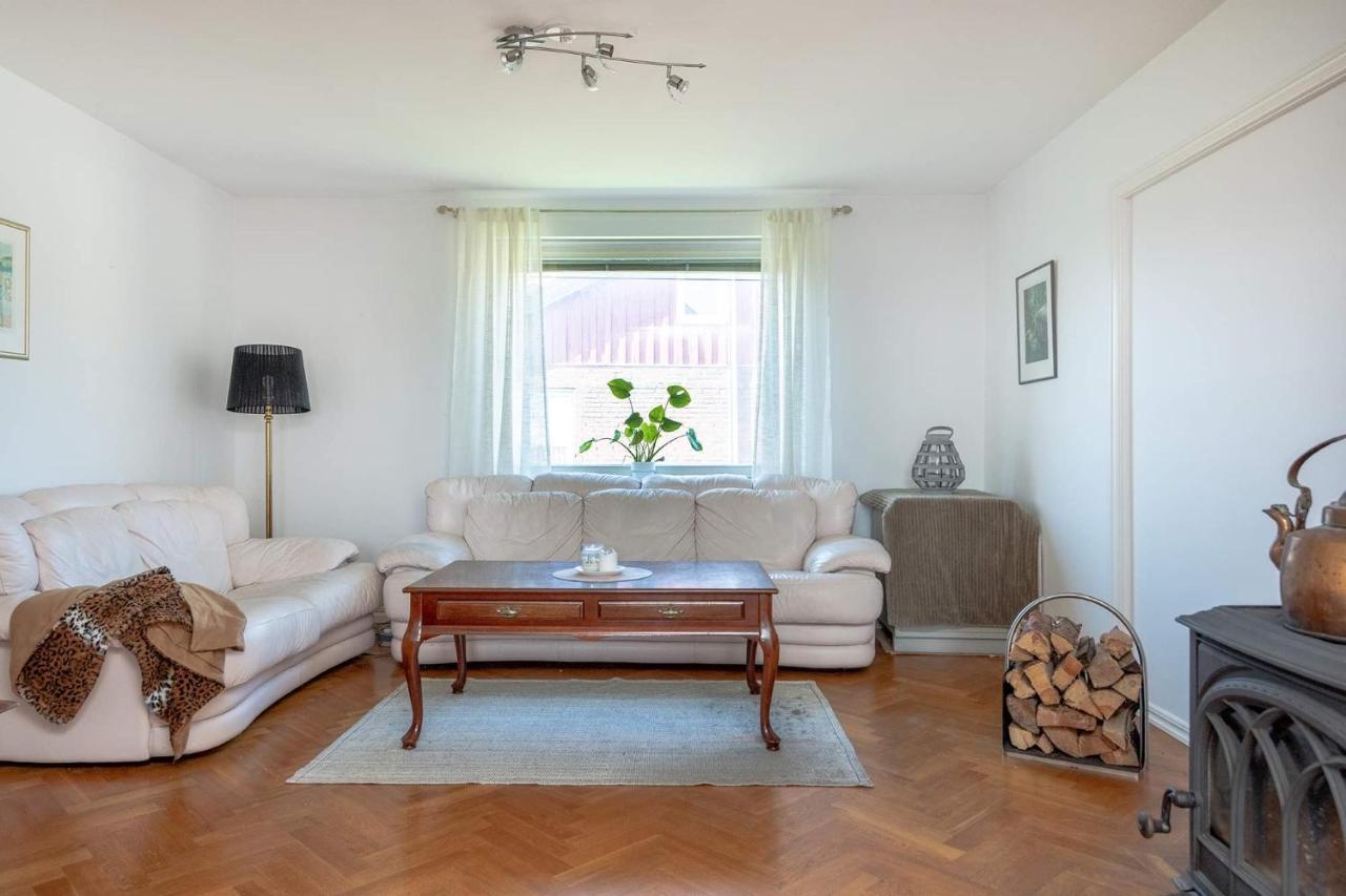 White & Bright Room In A Shared Apartment Gothenburg Bagian luar foto